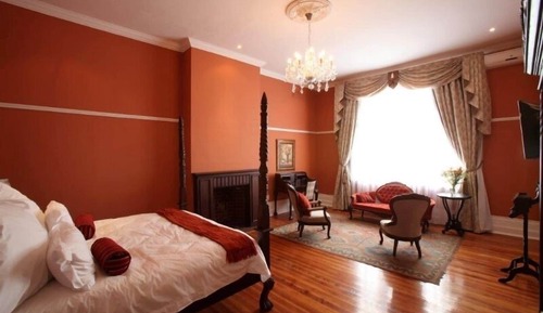 Habitación (The Orange Room)