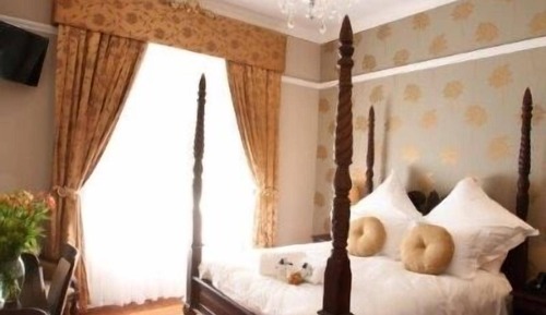 Habitación (The Gold Room)