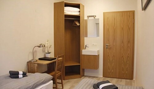 Habitación con 2 camas individuales, baño compartido