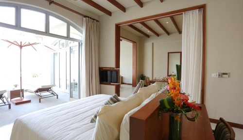 Suite, 1 cama de matrimonio grande, vistas a la piscina