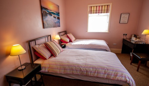 Habitación superior con 1 cama doble o 2 individuales, baño privado