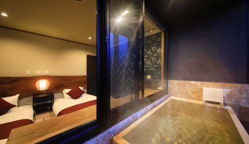 Habitación estándar con 2 camas individuales, varias camas, baño privado, vistas a la montaña
