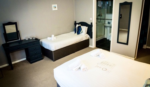 Suite estándar, baño privado, vistas parciales al mar