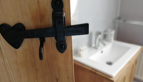Habitación con 2 camas individuales, baño privado