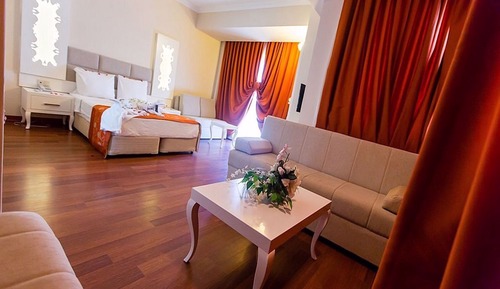 Standard Double Room with Balcony Mountain or Pool View
