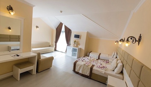 Standard Twin Room with Balcony Mountain or Pool View