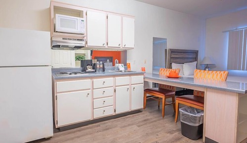 Suite ejecutiva, 2 camas de matrimonio, cocina básica