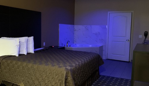 Room, 1 King Bed (Jacuzzi)