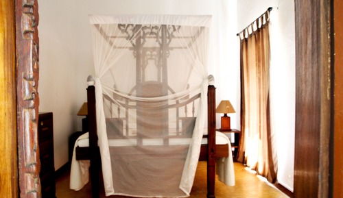Habitación económica doble (bathroom across the hall)