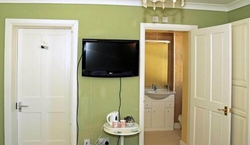 Habitación con 1 cama doble o 2 individuales, baño privado (GREEN)