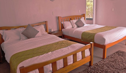 Two bedroom Apartment with Full Kitchen and Deck