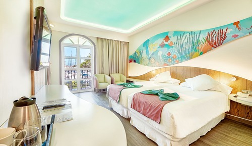 Habitación doble, balcón, vistas al puerto deportivo (2 Adults + 1 Child)