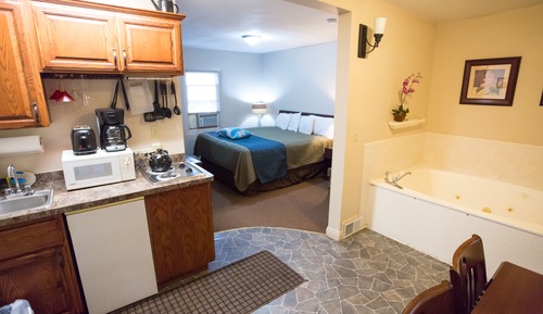 Suite estudio romántica, 1 cama de matrimonio grande, acceso a la piscina, vistas al patio