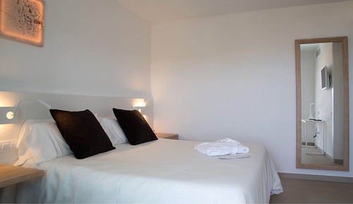 Habitación estándar con 1 cama doble o 2 individuales, balcón