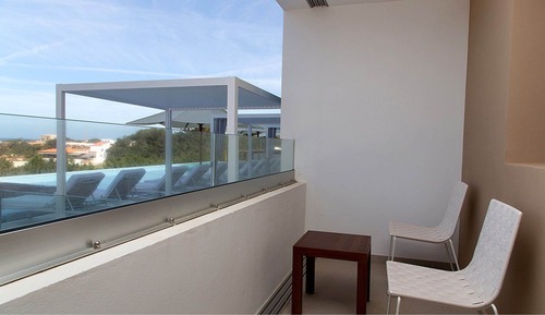 Habitación con 1 cama doble o 2 individuales, balcón, vistas a la piscina