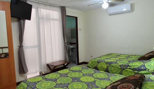 Habitación cuádruple estándar, 2 camas dobles, baño privado, en edificio anexo