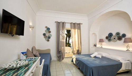 Habitación superior con 1 cama doble o 2 individuales, vistas al mar