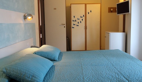 Habitación básica con 1 cama doble o 2 individuales, vistas a la montaña
