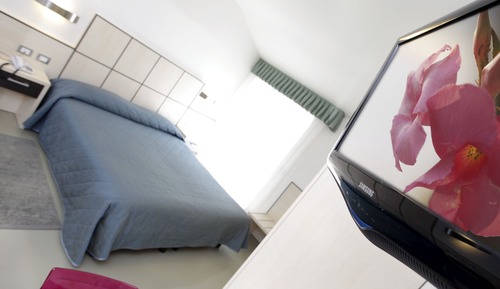Habitación con 1 cama doble o 2 individuales, vistas a la piscina