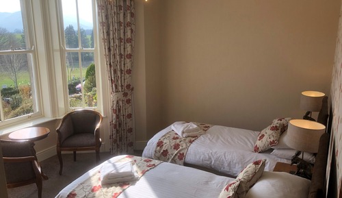 Habitación superior con 1 cama doble o 2 individuales, baño privado, vistas a la montaña