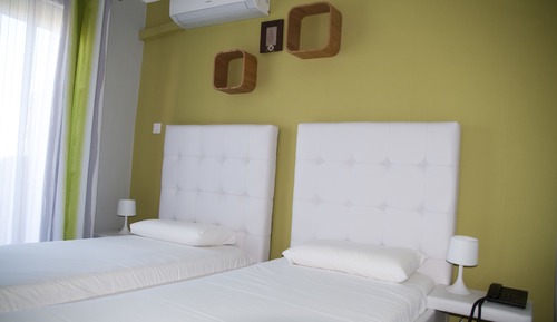 Habitación con 2 camas individuales, balcón