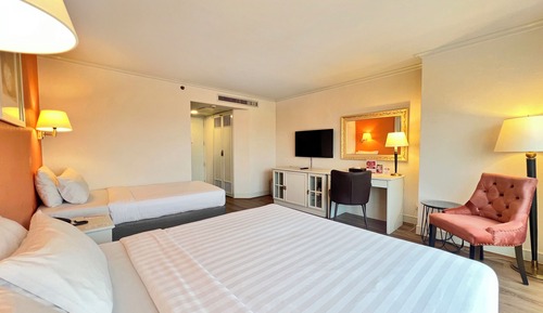 Habitación superior con 2 camas individuales, vistas al río