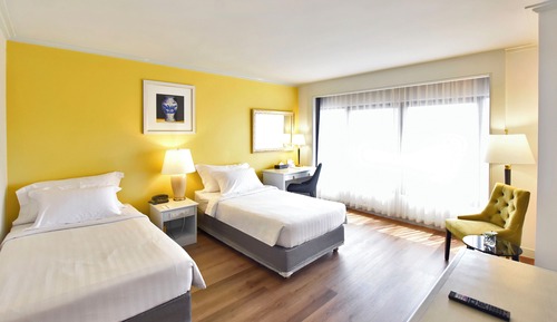 Habitación superior con 2 camas individuales, vistas a la ciudad
