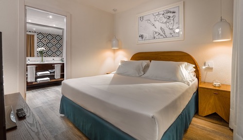 Junior Suite, vistas a la piscina (2 adultos y 1 niño)