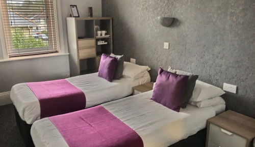 Habitación con 1 cama doble o 2 individuales, baño privado