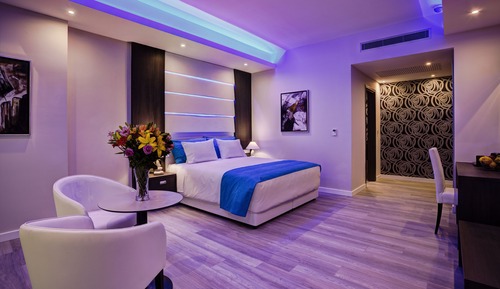 Habitación superior con 1 cama doble o 2 individuales, vistas a la ciudad