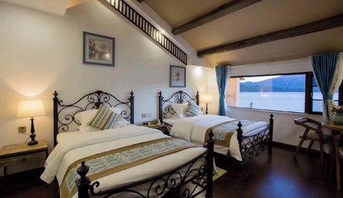 Habitación básica con 2 camas individuales, vistas al lago