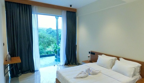 Suite, Hill View
