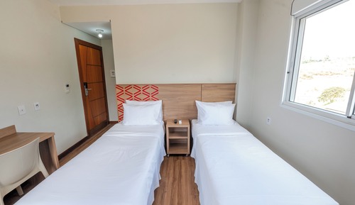 Habitación económica con 2 camas individuales, vistas a la ciudad