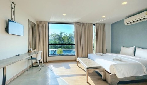 Deluxe Pool Access Room