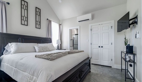Casa, 1 cama de matrimonio grande, bañera de hidromasaje (1472 W Live Oak - Unit 5)