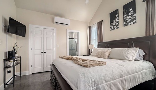 Casa, 1 cama de matrimonio grande, bañera de hidromasaje (1472 W Live Oak - Unit 4)