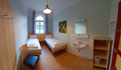 Habitación básica con 2 camas individuales, vistas al jardín