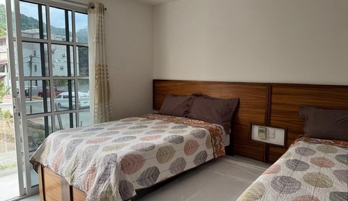 Habitación, balcón, vistas a la colina