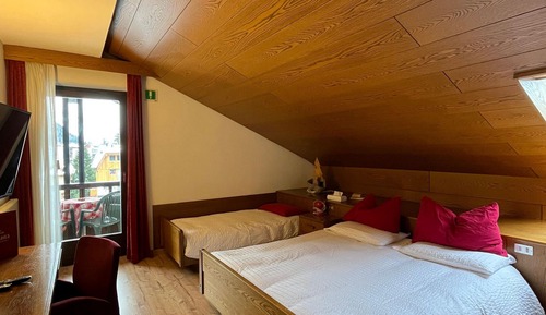 Habitación triple estándar, balcón