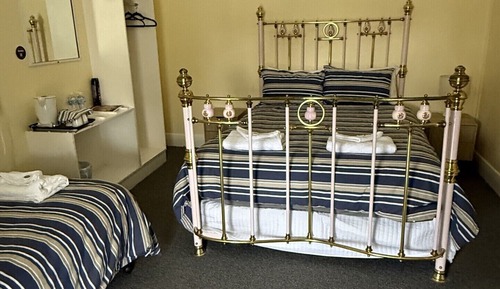 Habitación básica con 1 cama doble o 2 individuales