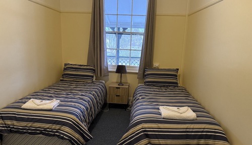 Habitación básica con 1 cama doble o 2 individuales