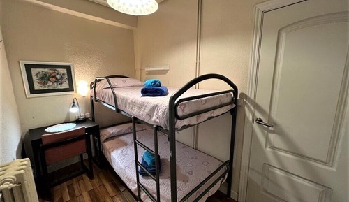 Habitación con 1 cama doble o 2 individuales, baño compartido