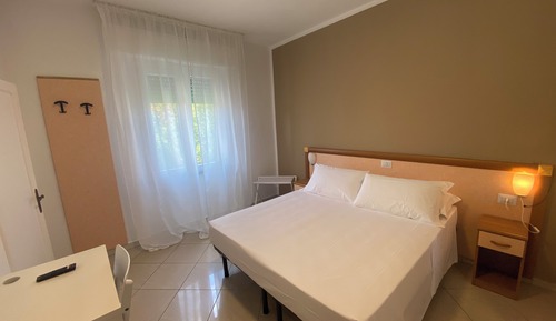 Habitación clásica con 1 cama doble o 2 individuales, balcón