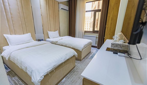 Habitación superior con 2 camas individuales, vistas a la montaña