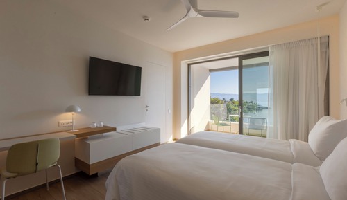 Habitación superior con 1 cama doble o 2 individuales, vistas al mar