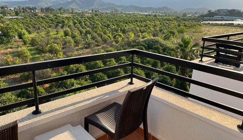 Habitación estándar con 1 cama doble o 2 individuales, balcón, vistas a la piscina
