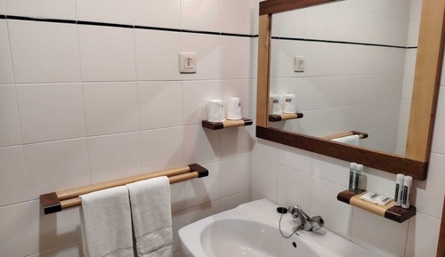 Habitación básica con 1 cama doble o 2 individuales, vistas a la montaña