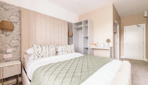 Double Room, 1 King Bed, Non Smoking, Mountain View