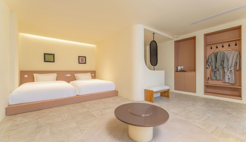 Habitación panorámica con 2 camas individuales, vistas al jardín