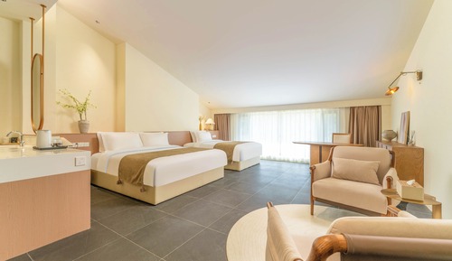 Habitación superior con 2 camas individuales, vistas al jardín